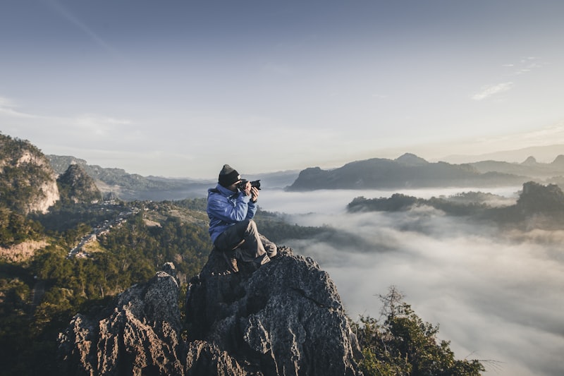 Un réalisateur de studio ajustant un appareil photo professionnel